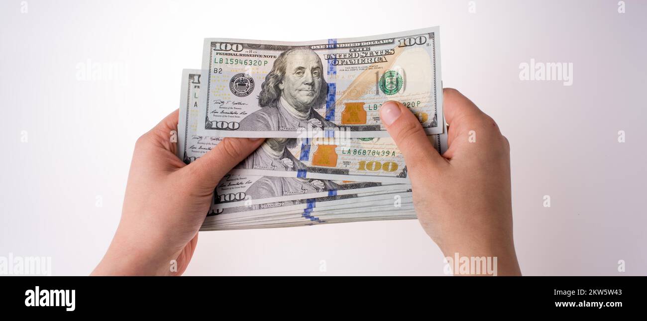 Mano umana tenendo dollaro americano Bill come denaro isolato su bianco Foto Stock