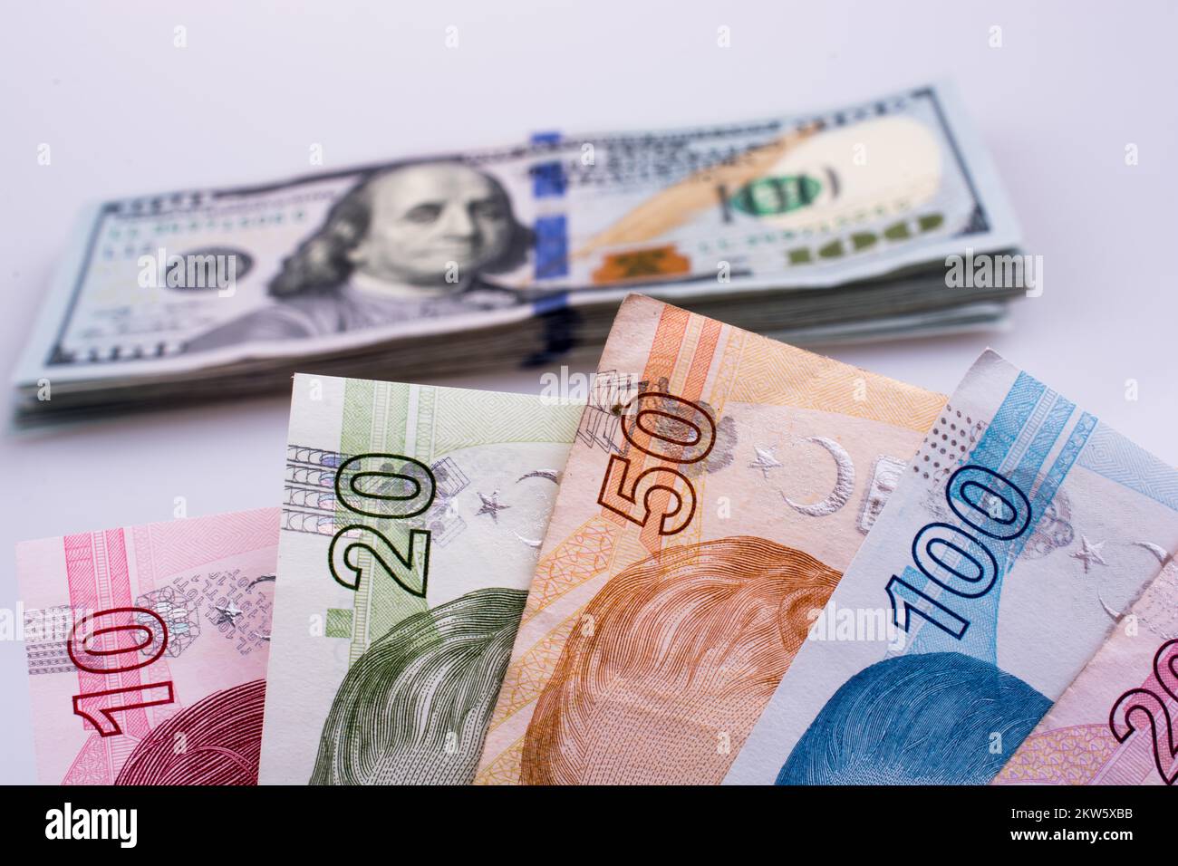 Dollaro americano di banconote e Lira Turksh banconote affiancati su sfondo bianco Foto Stock