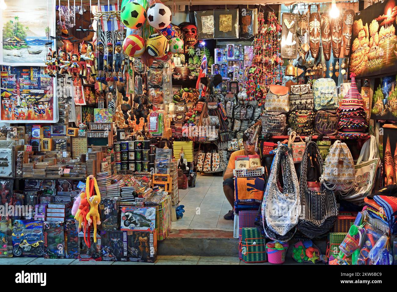 Tipico negozio di souvenir, Patong Beach, Thailandia, Asia Foto Stock