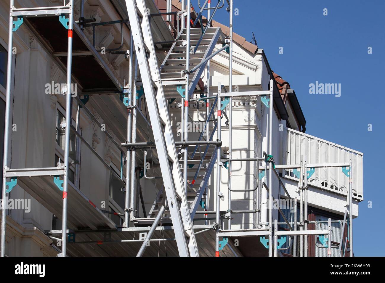 Cantiere, impalcatura, vecchio edificio, bianco edificio residenziale, ristrutturazione, Ristrutturazione, Germania, Europa Foto Stock