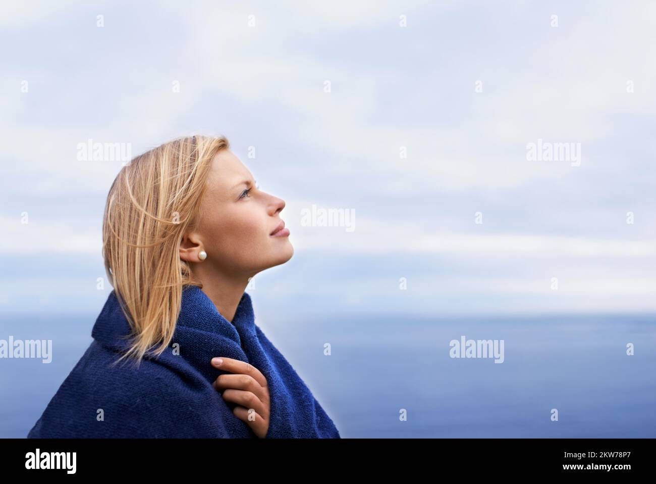 Contemplazione mattutina. Una bella giovane donna in piedi all'oceano. Foto Stock