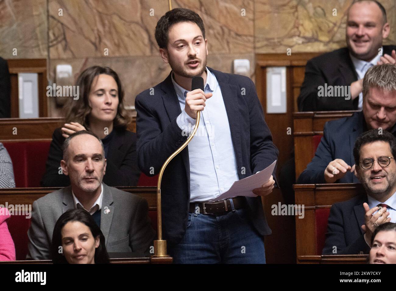 Il deputato Damien Maudet partecipa alla sessione di interrogazioni al Governo presso l'Assemblea Nazionale Francese, il 29 novembre 2022 a Parigi, Francia. Foto di David Niviere/ABACAPRESS.COM Foto Stock