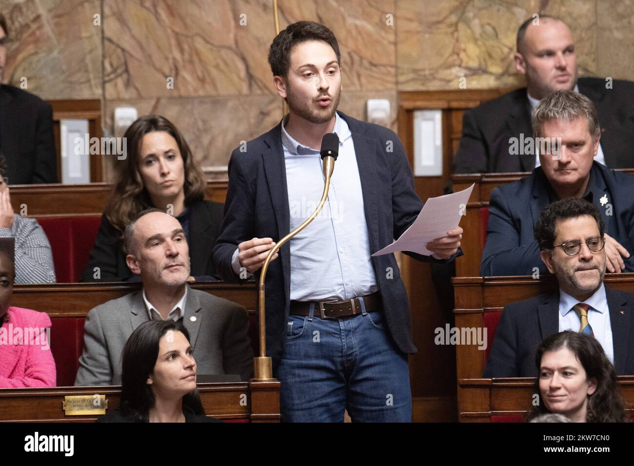 Il deputato Damien Maudet partecipa alla sessione di interrogazioni al Governo presso l'Assemblea Nazionale Francese, il 29 novembre 2022 a Parigi, Francia. Foto di David Niviere/ABACAPRESS.COM Foto Stock