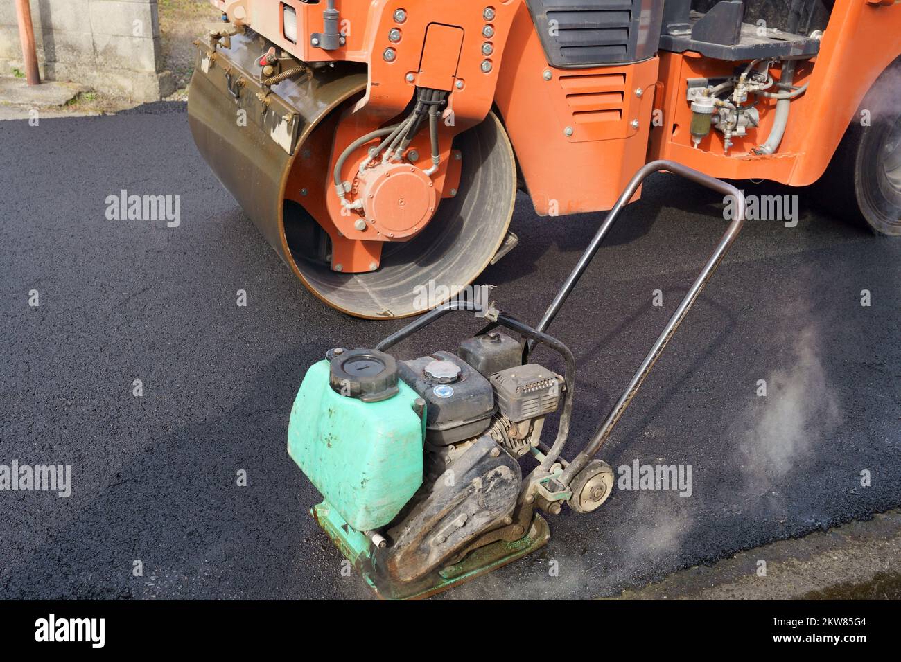 Primo piano del rullo vibrante per uso stradale pesante. Rifare il manto stradale. Lavori stradali. Foto Stock