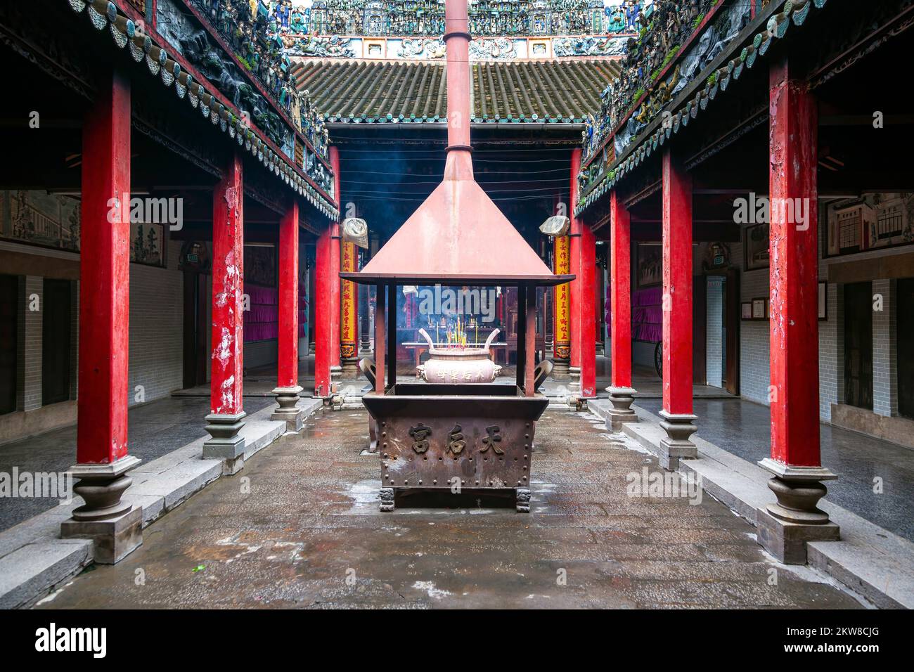 Corridoi interni e incenso, tempio di Hoi Quan Tue Thanh, città di ho Chi Minh, Vietnam Foto Stock