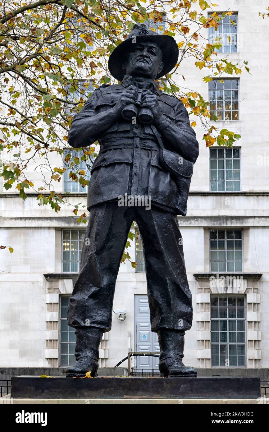 LONDRA, Regno Unito - 16 NOVEMBRE 2022: Statua del visconte William Slim (di Ivor Roberts-Jones) al di fuori del Palazzo del Ministero della Difesa di Whitehall Foto Stock