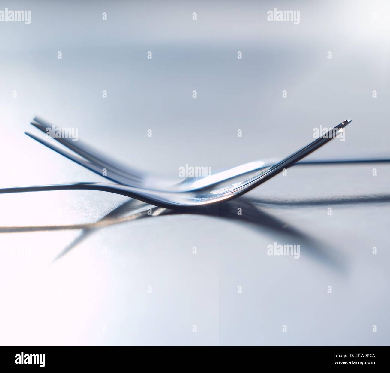 Forchette, equilibrio e utensili su un tavolo in cucina per mangiare in un ristorante, casa o casa. Posate parallele in acciaio inox, metallo o argento Foto Stock