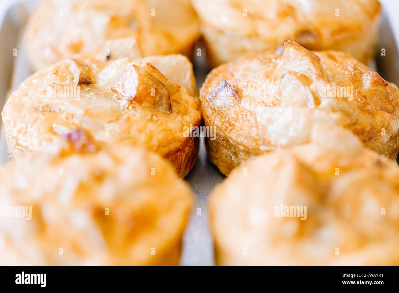 Deliziosa colazione o dessert con mini torte di mele Foto Stock