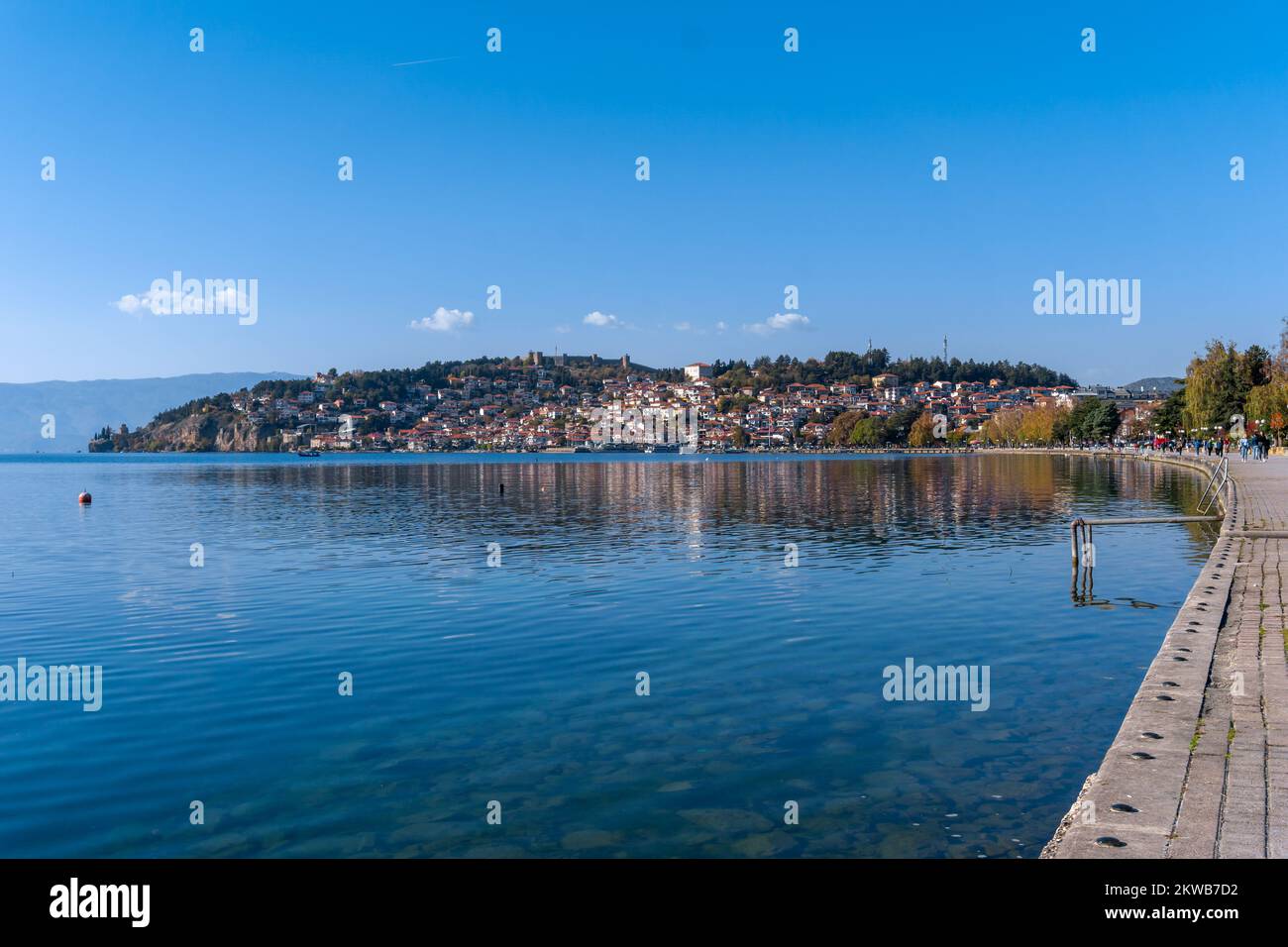 Ohrid, Macedonia del Nord - 1 novembre, 2022: Vista panoramica del lago di Ohrid e del lungomare con il castello in cima alla collina Foto Stock