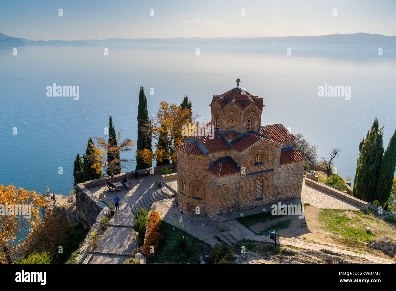 Ohrid, Macedonia del Nord - 1 novembre, 2022: Vista della chiesa di San Giovanni e del lago di Ohrid in Macedonia del Nord Foto Stock