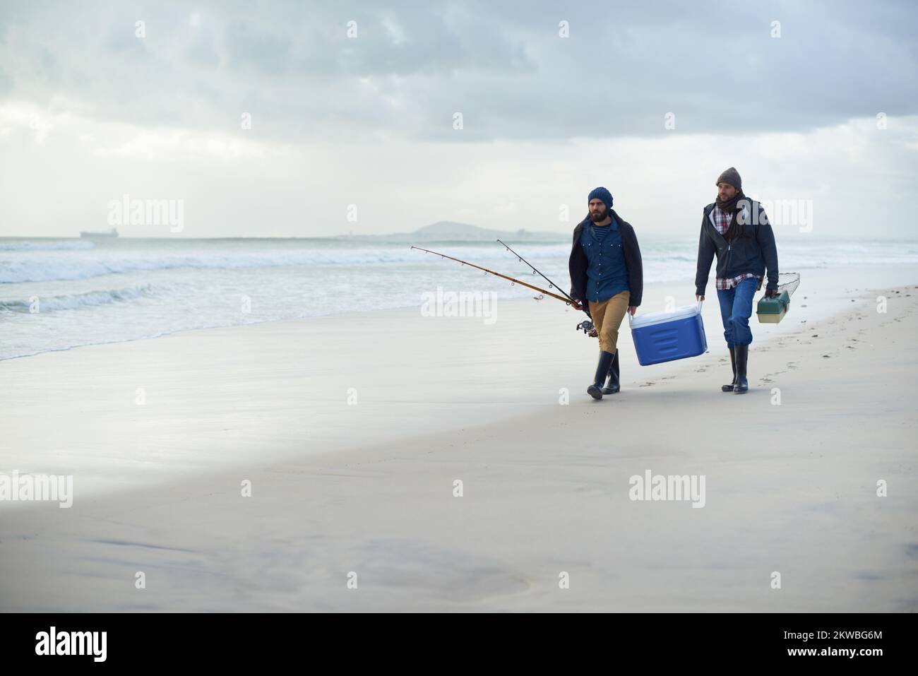 andato fishin. due amici che pescano in una mattina presto overcast. Foto Stock