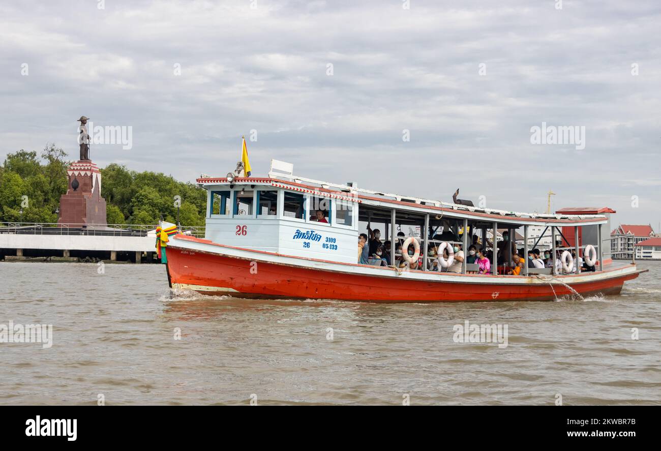 SAMUT PRAKAN, THAILANDIA, 13 2022 NOVEMBRE, il traghetto trasporta passeggeri sul fiume Chao Phraya a Samut Prakan Foto Stock