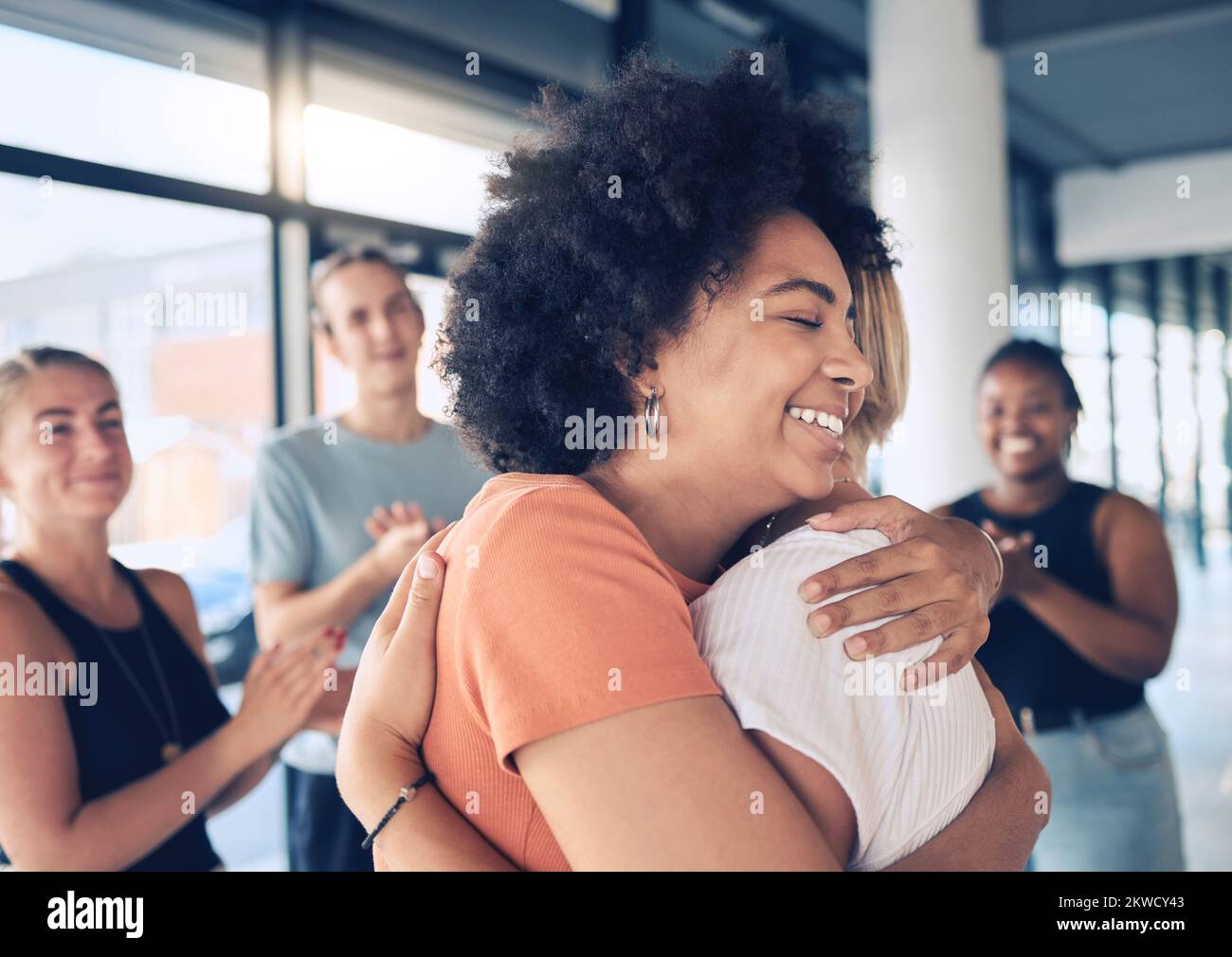 Donne, abbraccio e sostegno di amici con applausi di gruppo per la consulenza, la terapia e la fiducia per la psicologia e la gestione dello stress. Gruppo di persone insieme Foto Stock