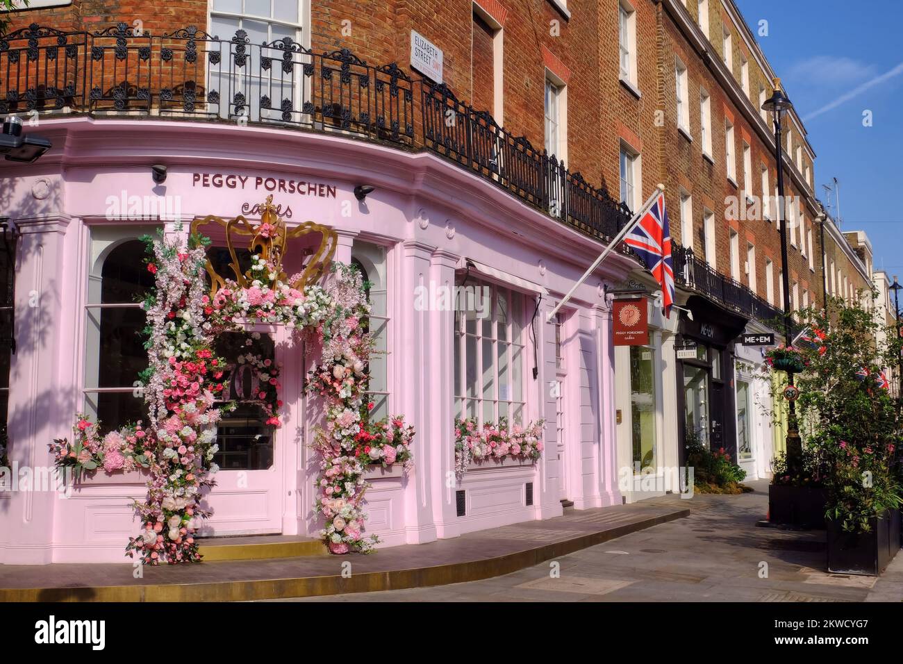 Regina Elisabetta II Platinum Jubilee: Panetteria rosa Peggy Porschen con esposizione floreale e corona d'oro a Belgravia, Londra, Inghilterra Foto Stock