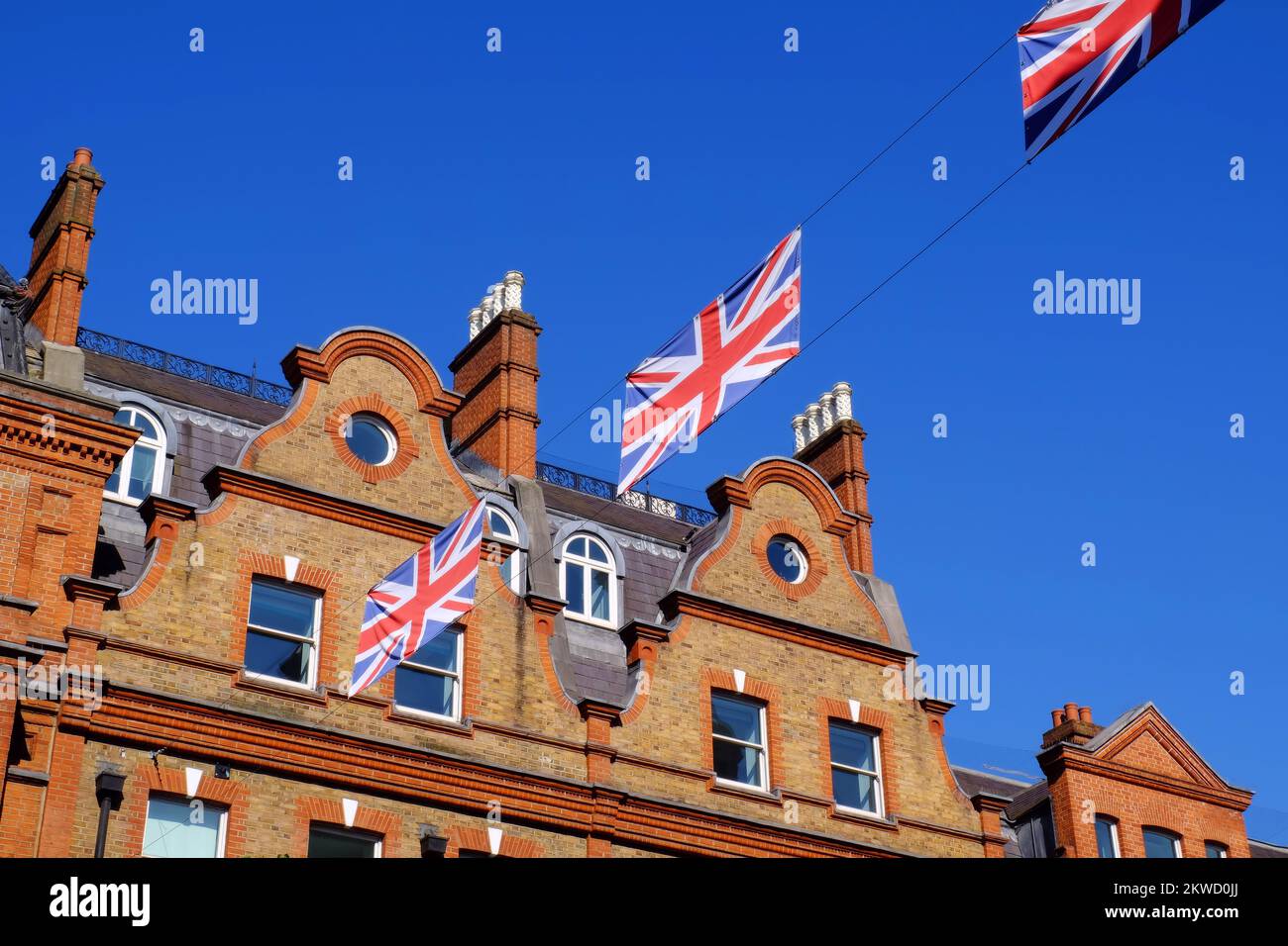 Regina Elisabetta II Platinum Jubilee: Banner Union Jack attraverso Sloane Street a Sloane Square, Chelsea, Londra, Inghilterra Foto Stock