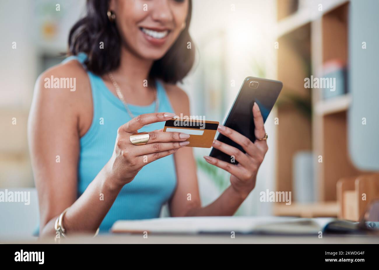 Shopping online, banca telefonica e carta di credito per investire, ordinare o acquistare corsi di formazione a distanza a casa. Mani di imprenditore freelance Foto Stock