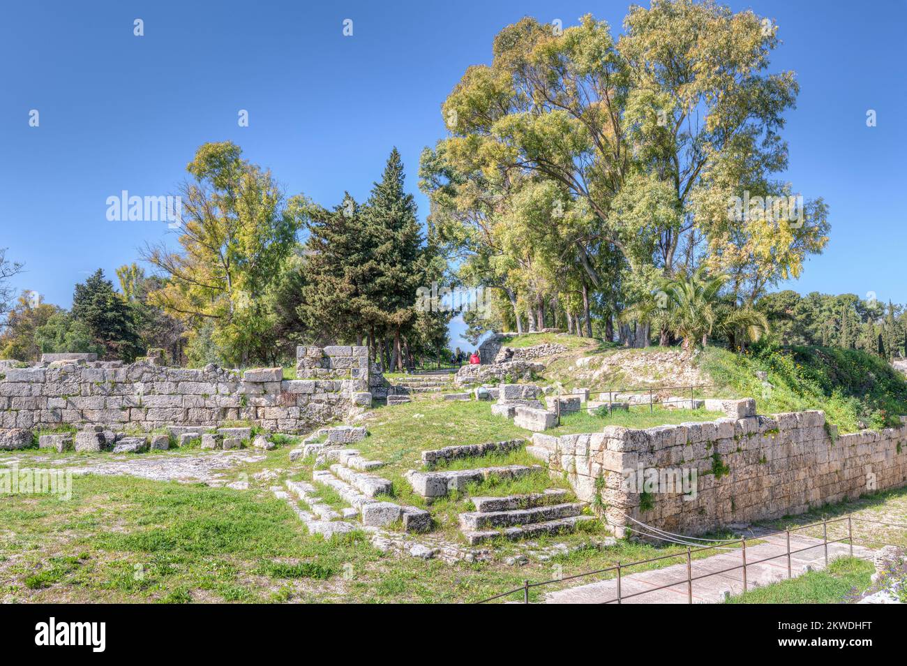 I ruderi delle antiche mura all'interno del parco archeologico della Neapolis a Siracusa Sicilia Foto Stock