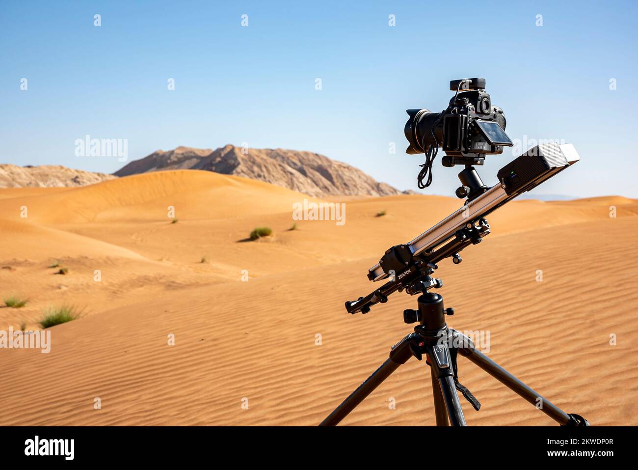 Zeapon micro Slider motorizzato E600 e fotocamera Nikon nel deserto, editoriale illustrativo Foto Stock