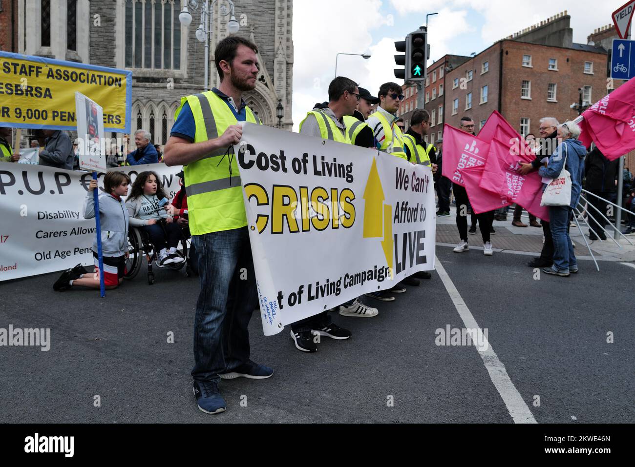 I manifestanti a costo di una crisi vivente marciano nel centro di Dublino Foto Stock