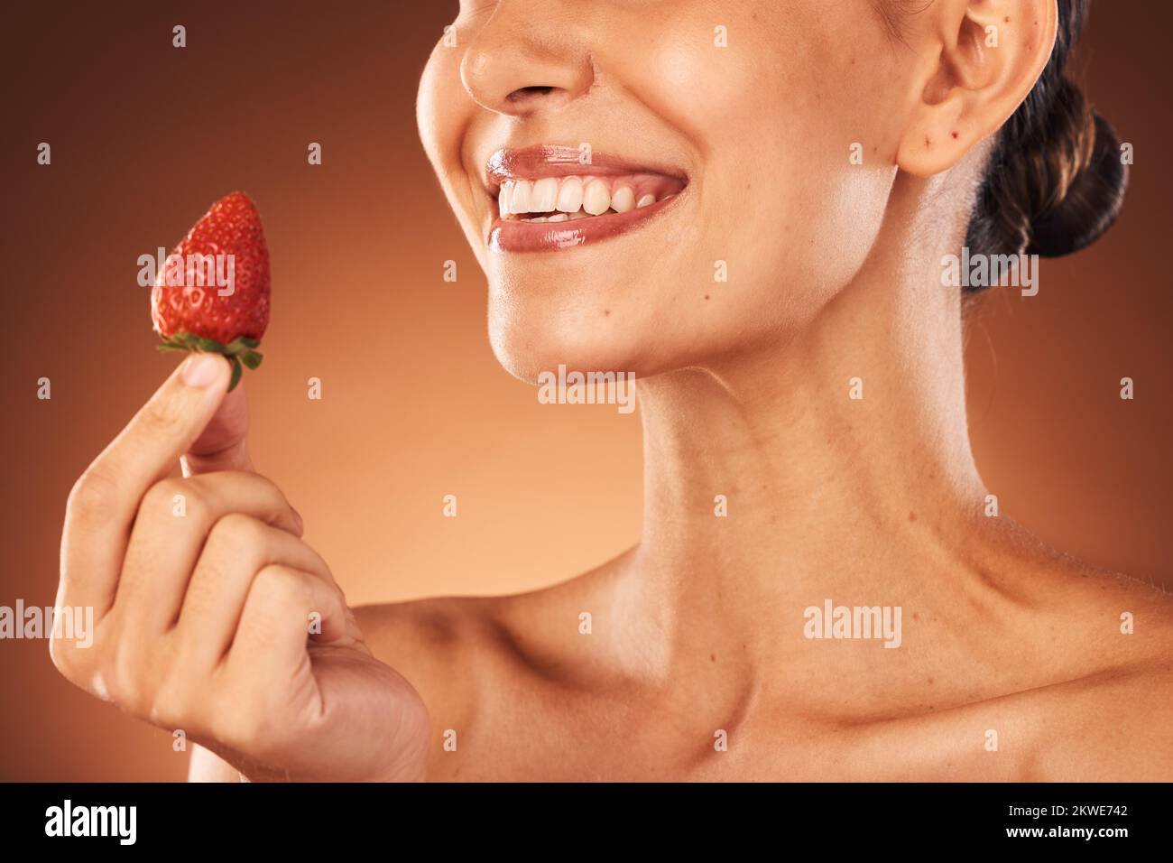Strawberry, skincare e studio donna per la bellezza, cosmetici e rossetto colore promozione, pubblicità o marketing. Sorriso, denti e modello di salute con Foto Stock