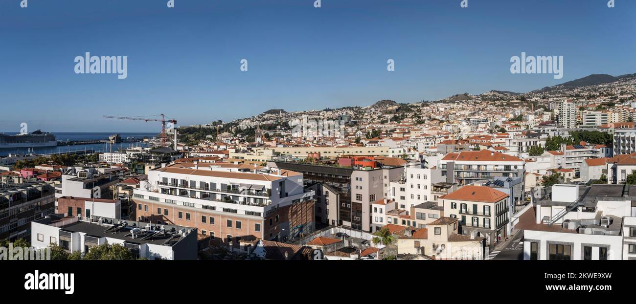 Paesaggio urbano aereo della città storica dalla funivia, scattato in luce d'autunno a Funchal, Madeira, Portogallo Foto Stock