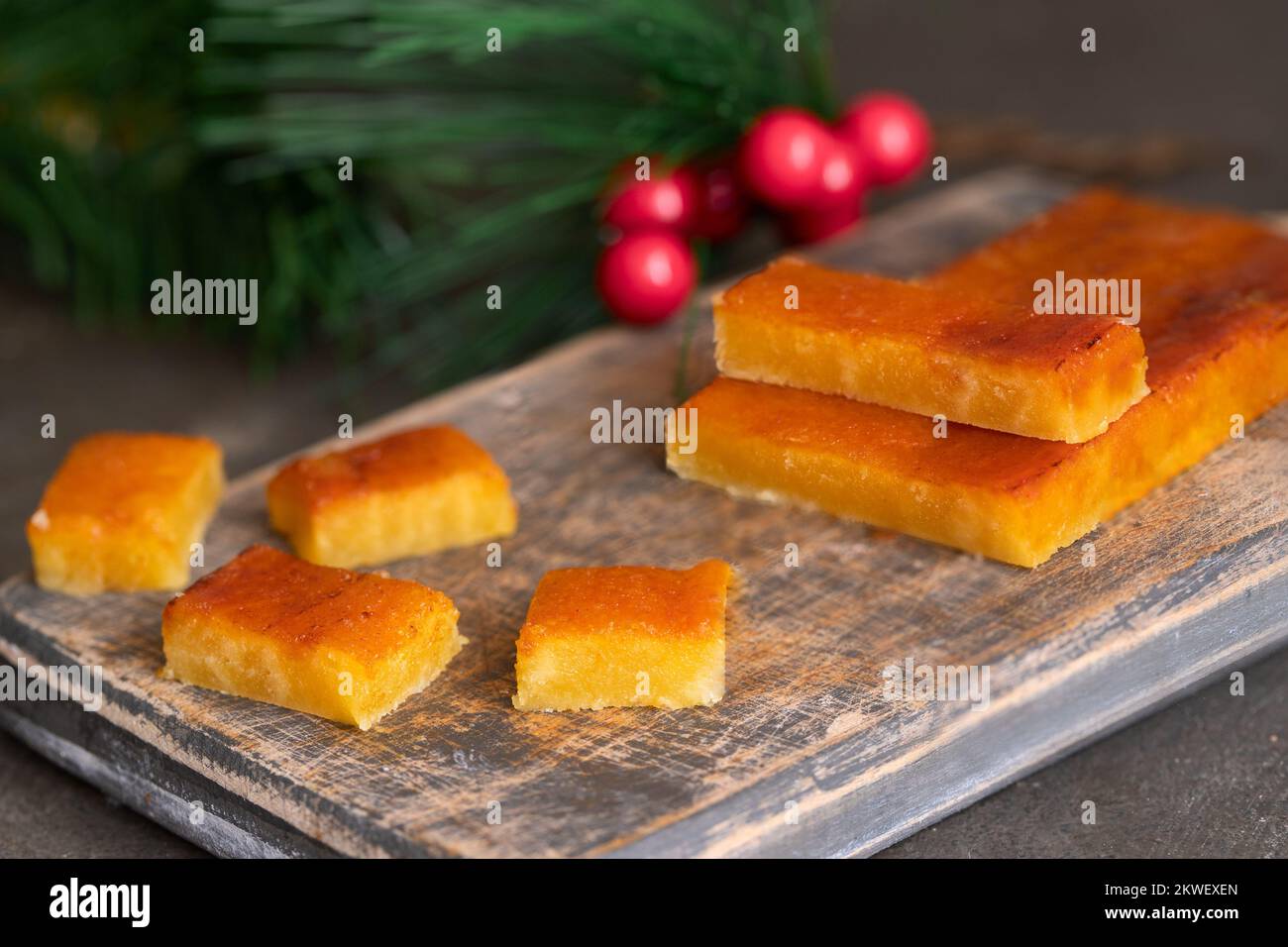 Turron de yema o torrone al tuorlo d'uovo bruciato, delizioso e famoso dolce di Natale. Foto Stock