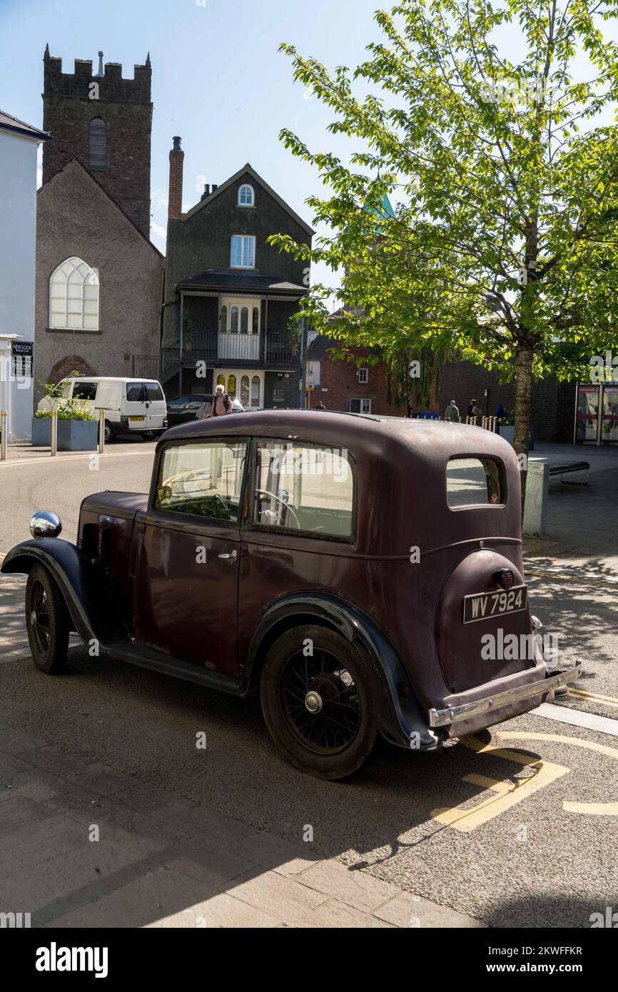 1935 registrato Austin 7 Ruby Maroon auto berlina classica vintage colorata ad Abergavenny, Monmouthshire, Galles, Regno Unito. La Austin Ruby 1935 costa £120,00. Foto Stock