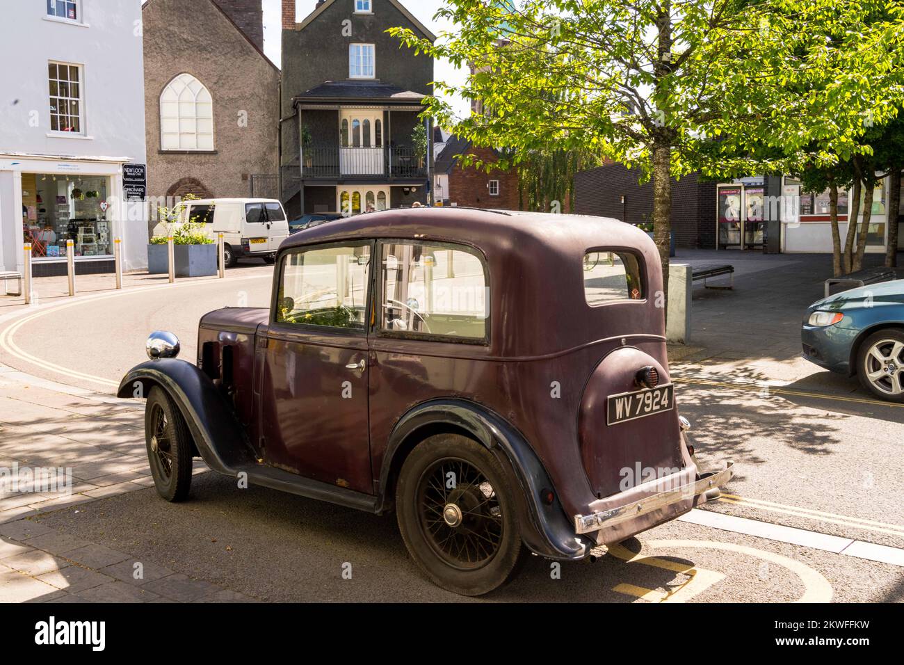 1935 registrato Austin 7 Ruby Maroon auto berlina classica vintage colorata ad Abergavenny, Monmouthshire, Galles, Regno Unito. La Austin Ruby 1935 costa £120,00. Foto Stock