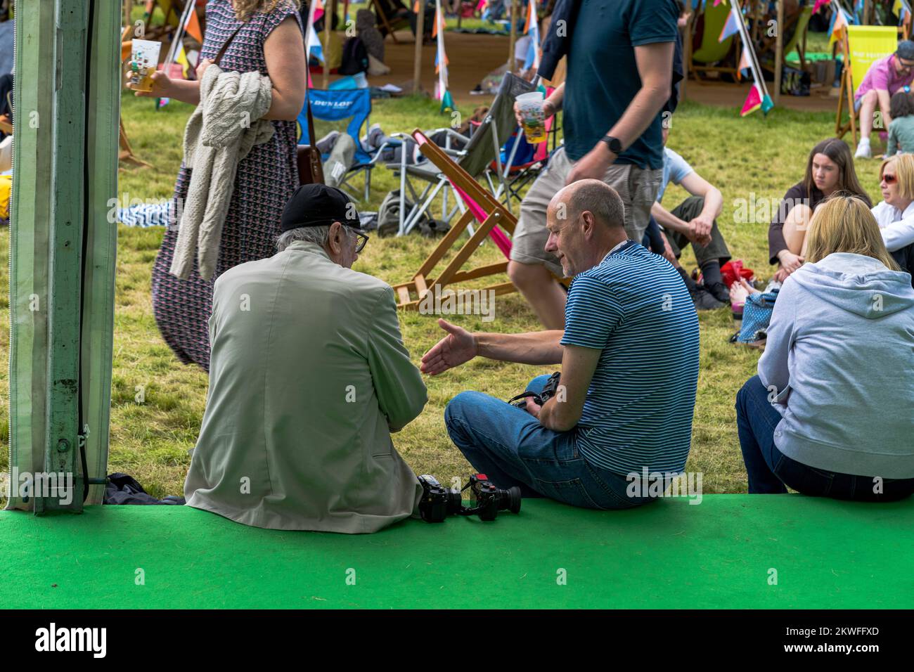 Folle che si divertono al Festival della Letteratura di Hay, Hay on Wye, Powys, Galles, Regno Unito Foto Stock