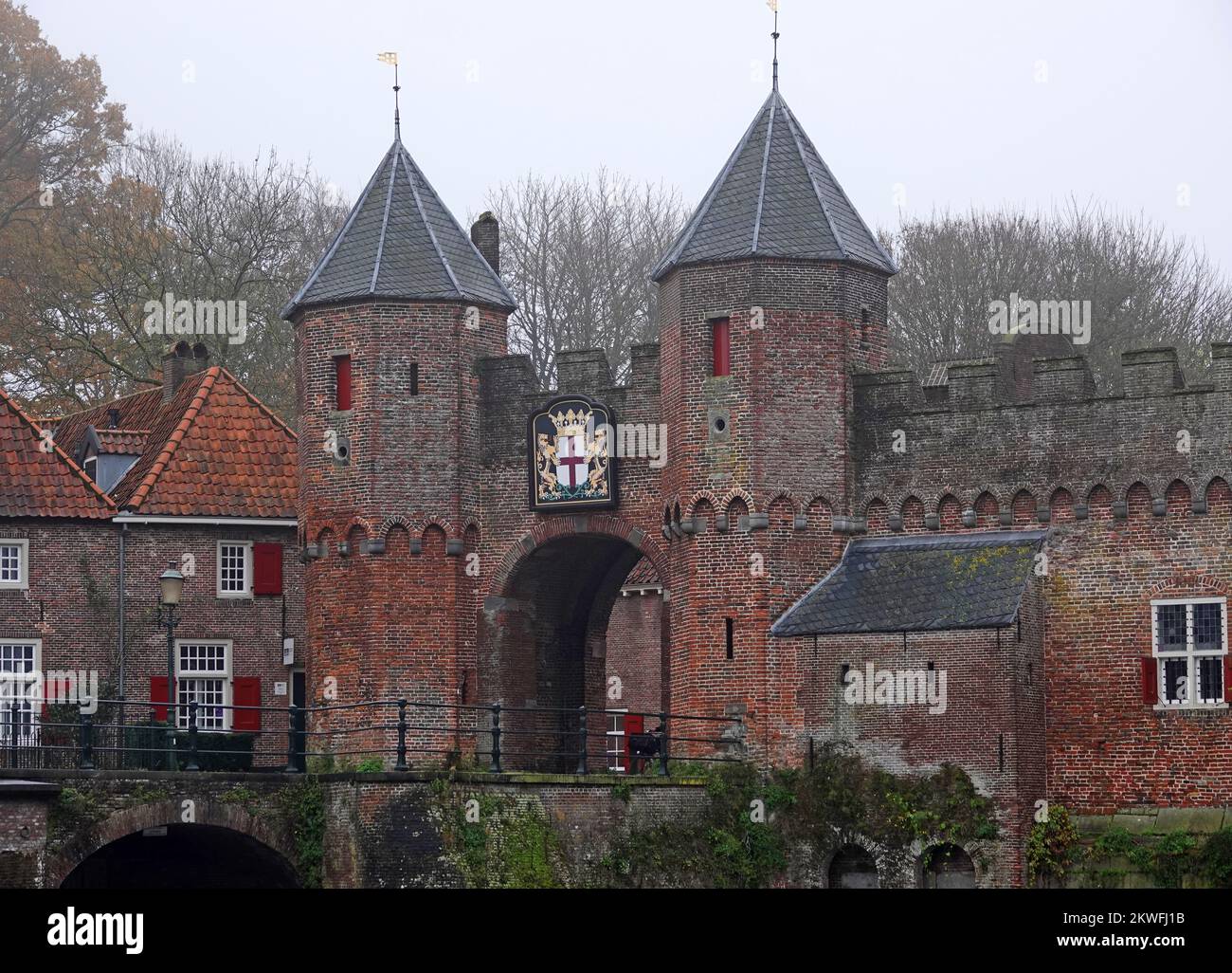 Parte del famoso Koppelpoort con lo stemma di Amersfoort, Paesi Bassi. Si tratta di una porta medievale della città, parte del vecchio muro difensivo. Foto Stock