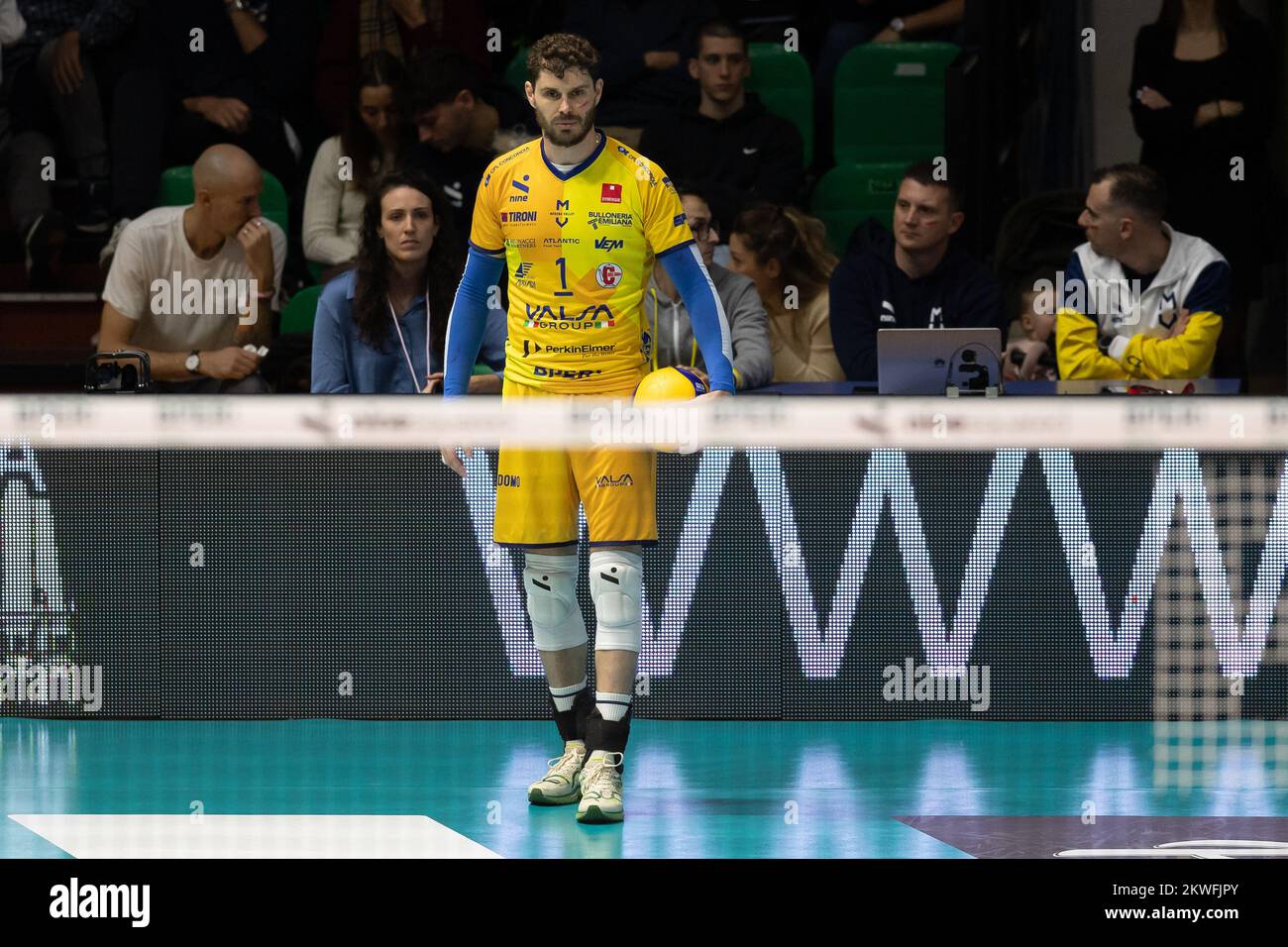 Modena , Italia. 27 Novembre 2022. La mossa De Rezende Bruno di Valsa Group Modena si occupa della partita italiana SuperLeta Volley tra Valsa Group Foto Stock