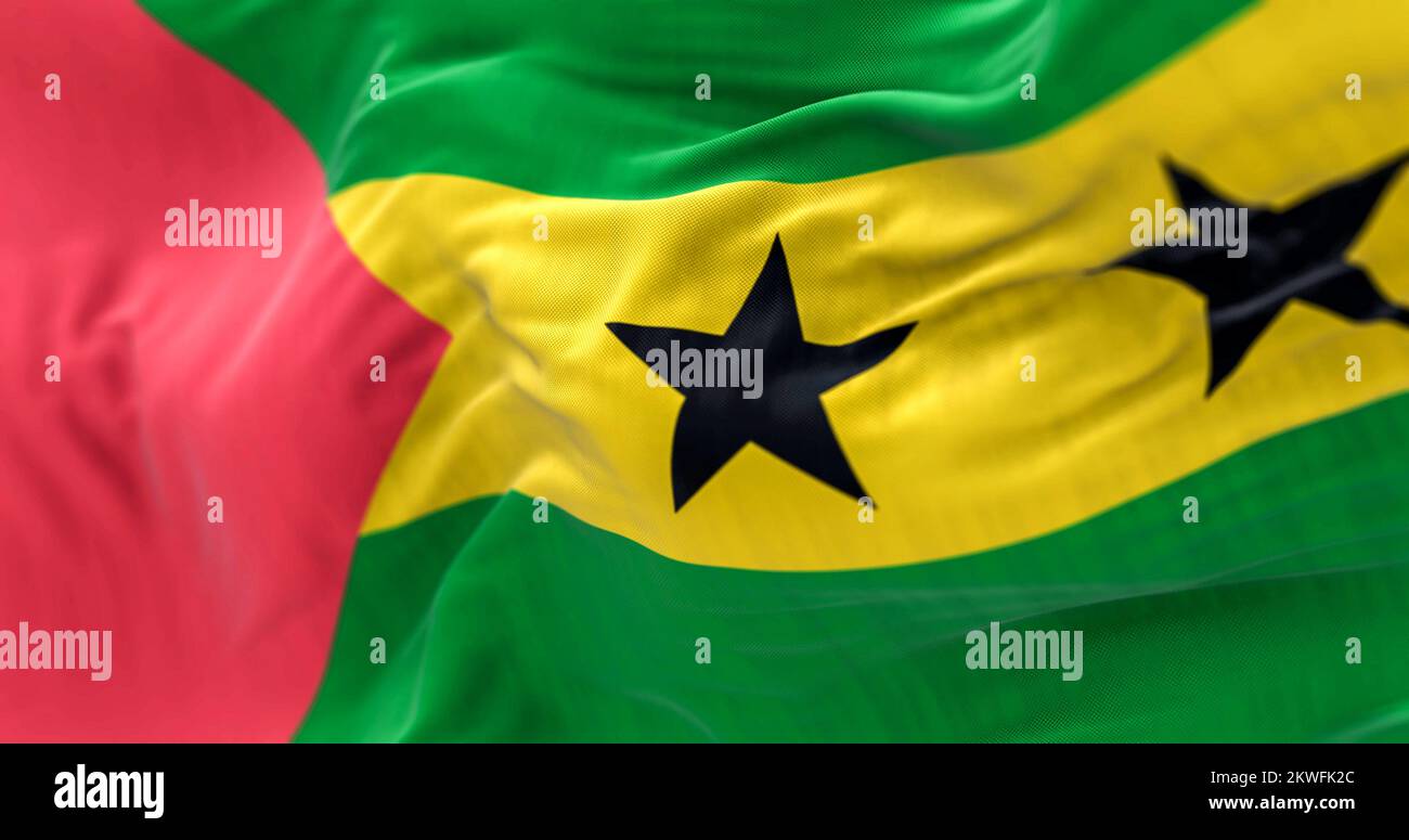 Vista ravvicinata della bandiera nazionale Sao Tome e Príncipe che sventola nel vento. Sfondo a trama di tessuto. Messa a fuoco selettiva. illustrazione 3d Foto Stock