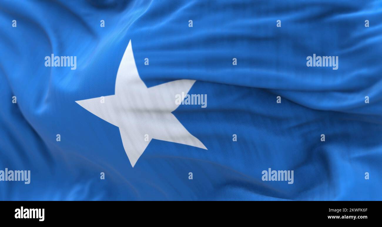 Vista ravvicinata della bandiera nazionale somala che sventola nel vento. La Repubblica federale di Somalia è un paese del Corno d'Africa. Dorso in tessuto testurizzato Foto Stock