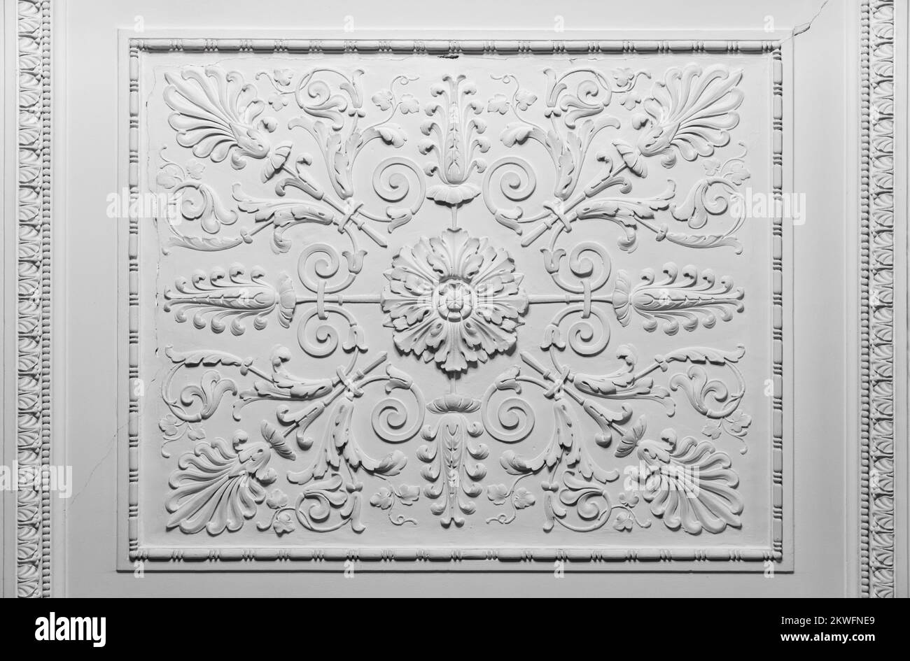 Elementi bianchi di design del soffitto in stile rococò, modello astratto dell'architettura classica Foto Stock