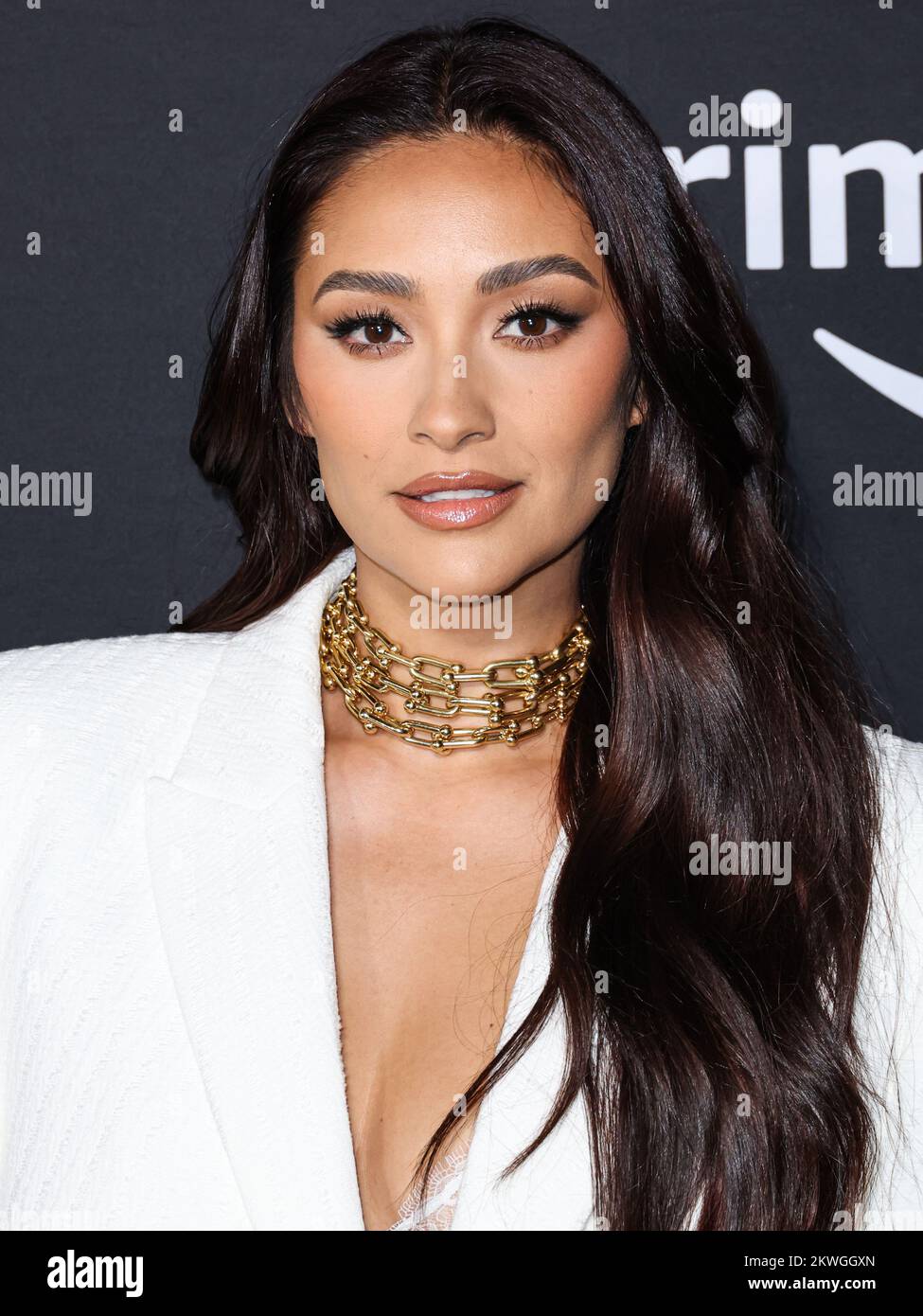 CENTURY CITY, LOS ANGELES, CALIFORNIA, USA - NOVEMBRE 29: L'attrice canadese e il modello Shay Mitchell indossando una tuta The Mannei con scarpe PIFERI e Tiffany and Co. Jewelry arriva al Los Angeles Premiere di "qualcosa da Tiffany's" di Amazon prime Video, tenutosi all'AMC Century City 15 a Westfield Century City il 29 novembre 2022 a Century City, Los Angeles, California, Stati Uniti. (Foto di Xavier Collin/Image Press Agency) Foto Stock