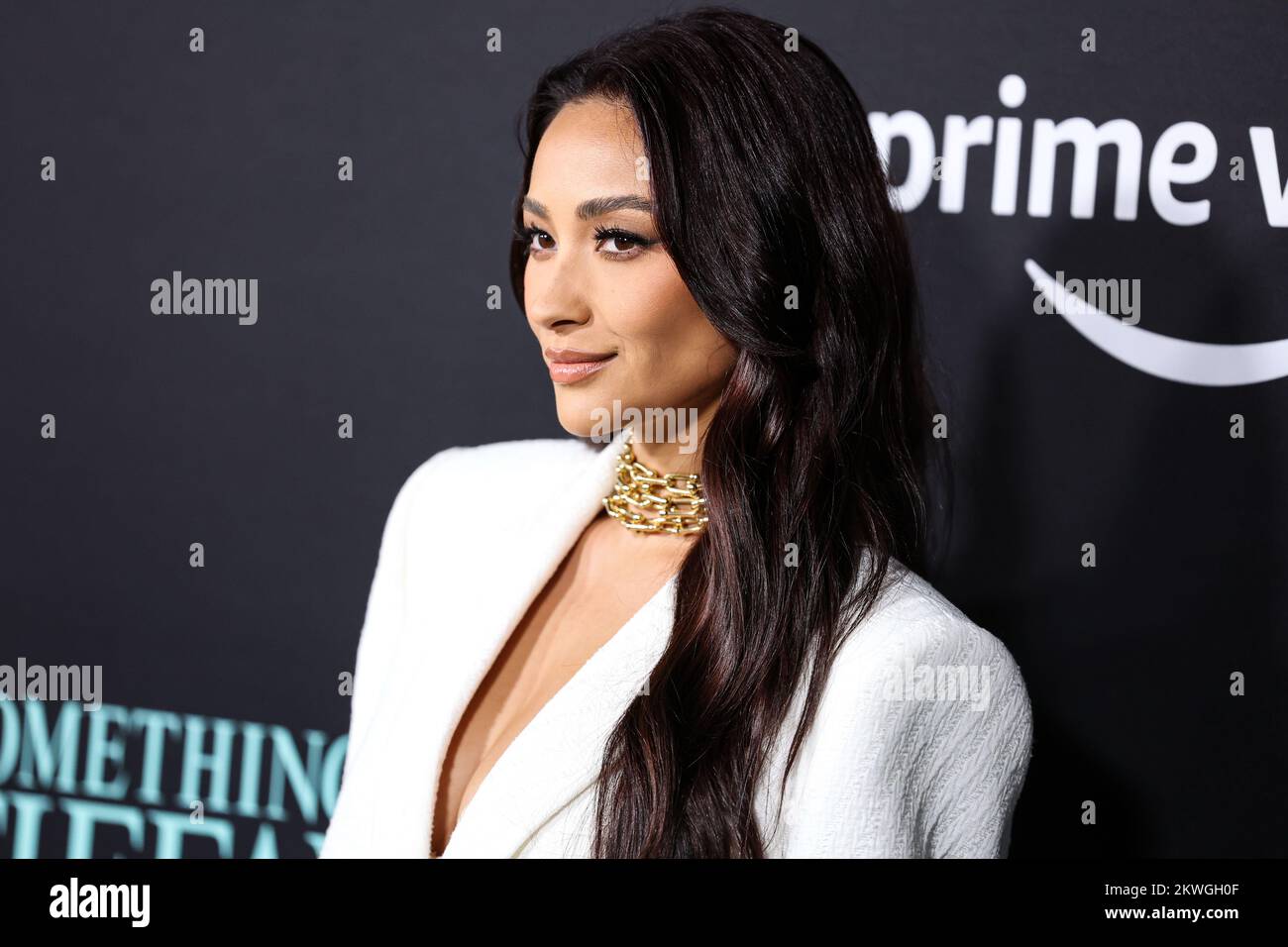 Century City, Stati Uniti. 29th Nov 2022. CENTURY CITY, LOS ANGELES, CALIFORNIA, USA - NOVEMBRE 29: L'attrice canadese e il modello Shay Mitchell indossando una tuta The Mannei con scarpe PIFERI e Tiffany and Co. Jewelry arriva al Los Angeles Premiere di "qualcosa da Tiffany's" di Amazon prime Video, tenutosi all'AMC Century City 15 a Westfield Century City il 29 novembre 2022 a Century City, Los Angeles, California, Stati Uniti. (Foto di Xavier Collin/Image Press Agency) Credit: Image Press Agency/Alamy Live News Foto Stock