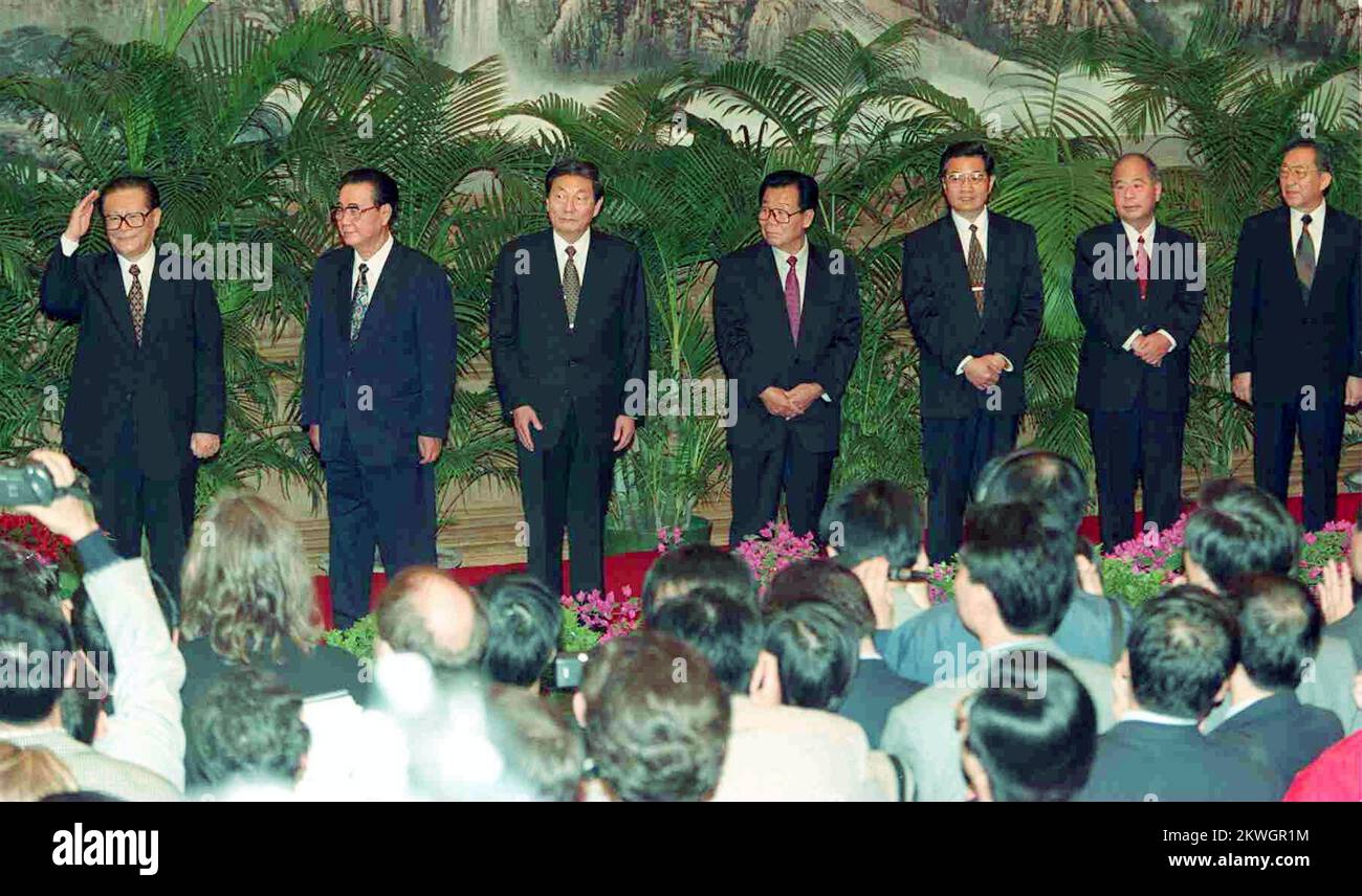 IL NUOVO COMITATO PERMANENTE DEL POLITBURO (DA SINISTRA A DESTRA): JIANG ZEMIN, LI PENG, ZHU RONGJI, LI RUIHUAN, HU JINTAO, WEI JIANXING E LI LANQING. GRANDE SALA DELLA GENTE. PECHINO. scmp/dw ***NON PER USO PUBBLICITARIO*** Foto Stock