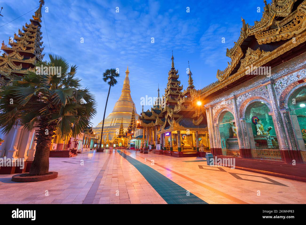 Pagoda di Shwedagon a Yangon, Myanmar al crepuscolo. Foto Stock