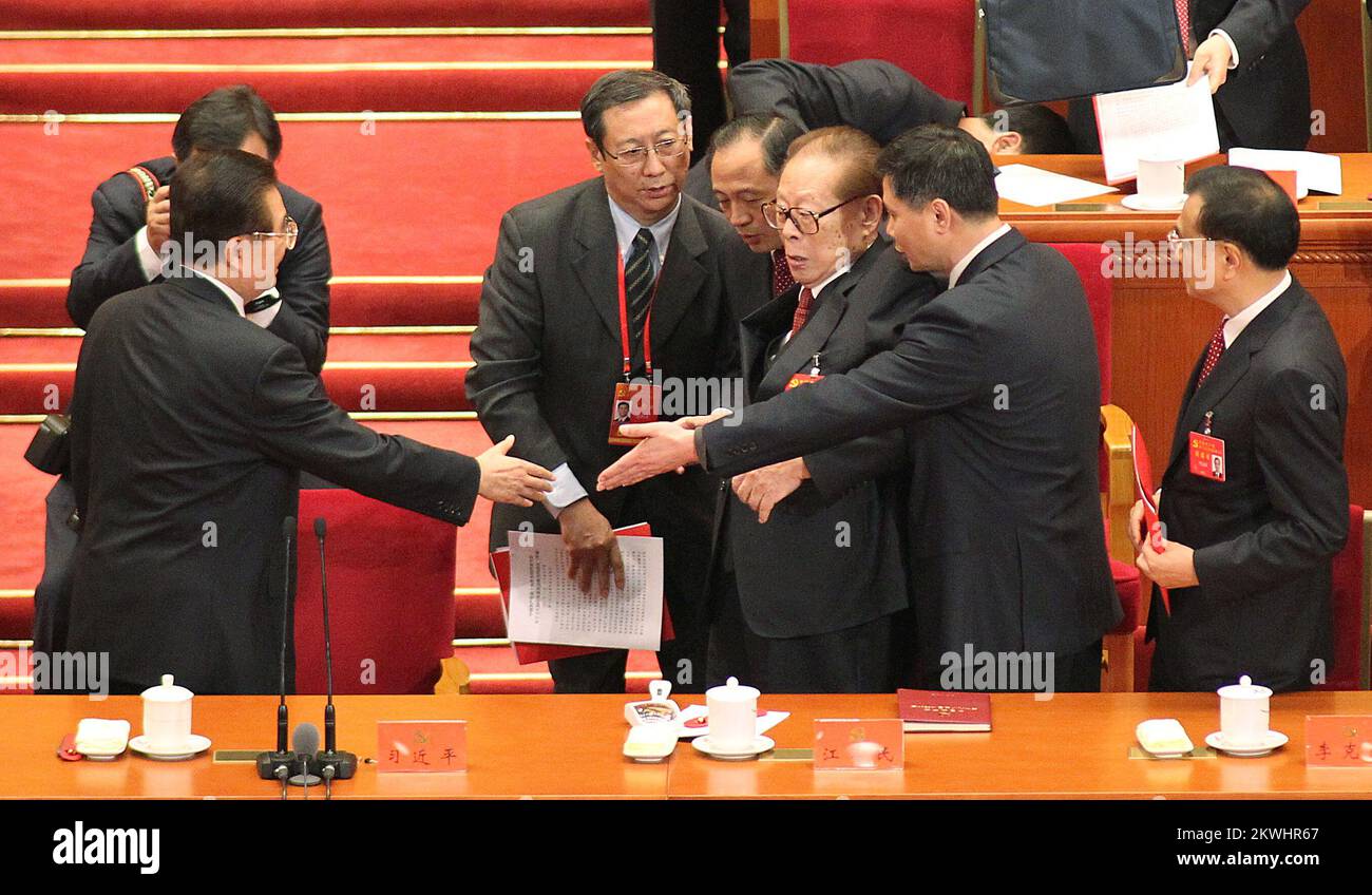 L'ex presidente Hu Jintao (a sinistra) scuote le mani con Jiang Zemin. Il 19th° Congresso Nazionale del Partito Comunista Cinese si è chiuso nella Grande Sala del Popolo a Pechino il 24 ottobre. 24OCT17 SCMP/SIMON SONG **NON PER USO PUBBLICITARIO*** Foto Stock