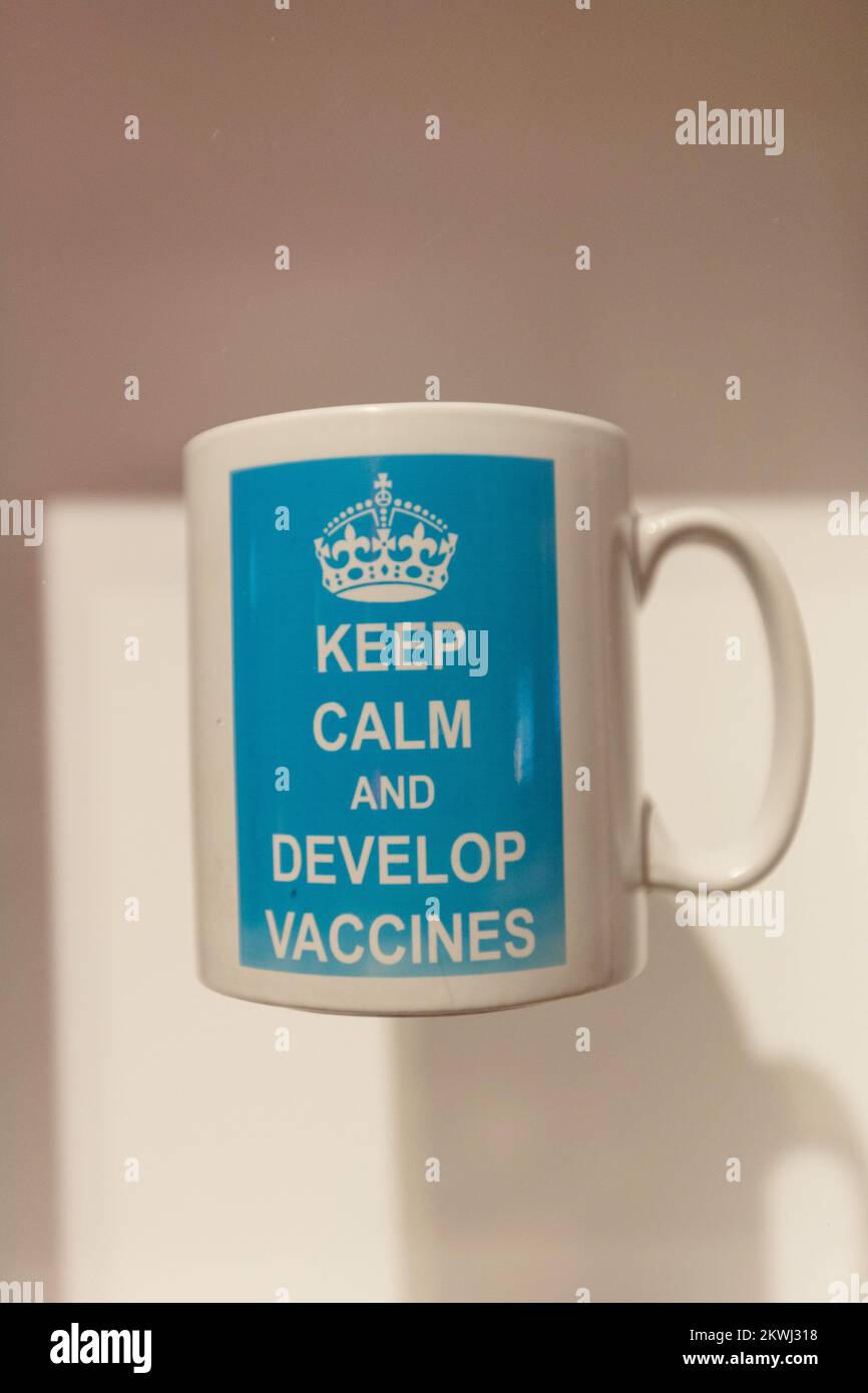 Londra, Inghilterra. 30.12.22. Mantenere la calma e sviluppare vaccini mug di co-creatore del vaccino Oxford-AstraZeneca, professor Dame Sarah Gilbert a iniettare speranza: La corsa per un vaccino COVID-19 al Museo della Scienza. Injuming Hope si apre oggi ed esplora lo sforzo mondiale per sviluppare vaccini a velocità pandemica. Credit: SMP News / Alamy Live News Foto Stock