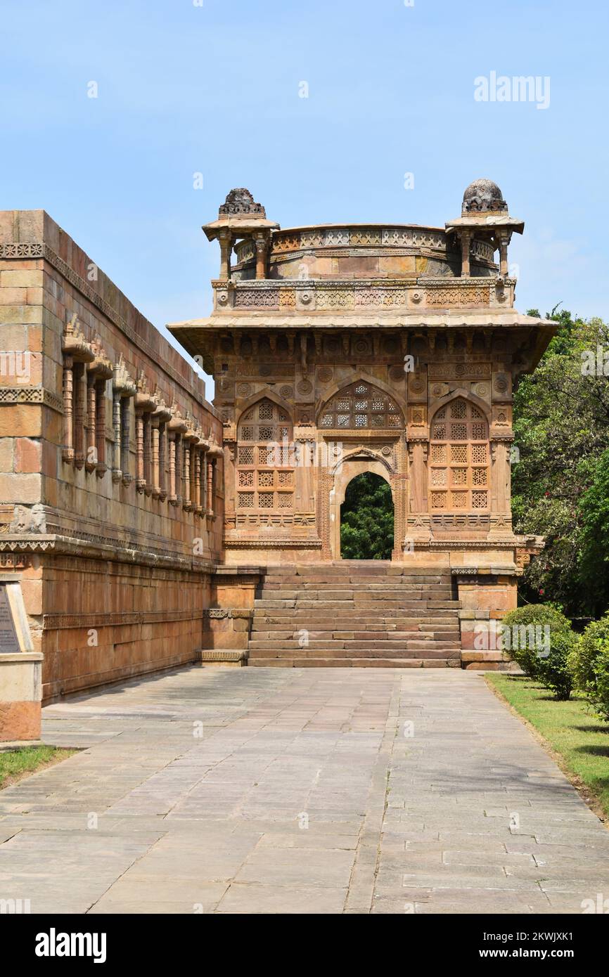 Jami Masjid, arco architettonico con intricate sculture in pietra, un monumento islamico costruito dal Sultano Mahmud Begada nel 1509, Champaner-Pavagadh Arca Foto Stock
