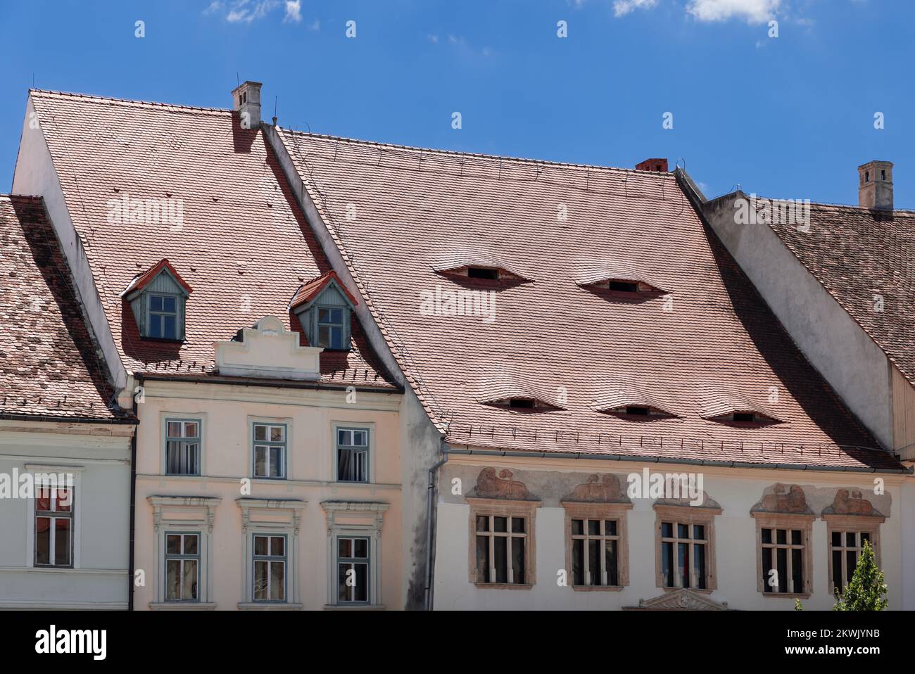 Molte delle case sui lati sud ed est di Sibiu sembrano avere occhi che peering dai loro tetti. Queste caratteristiche cartoonish danno l'impressione che Foto Stock