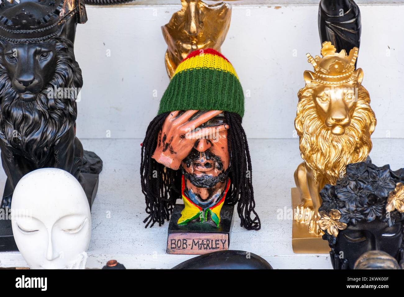 Primo piano della scultura di Bob Marley. Negozio di souvenir sul mercato. Negozio di articoli da regalo. Foto Stock