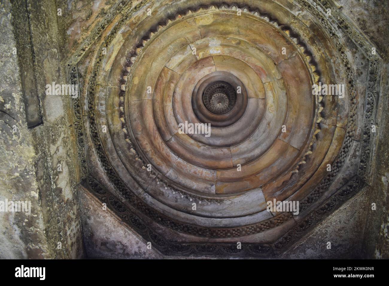 La cupola architettonica del soffitto di Jami Masjid con intricate sculture in pietra, un monumento islamico è stato costruito dal Sultano Mahmud Begada nel 1509, Champaner-P. Foto Stock