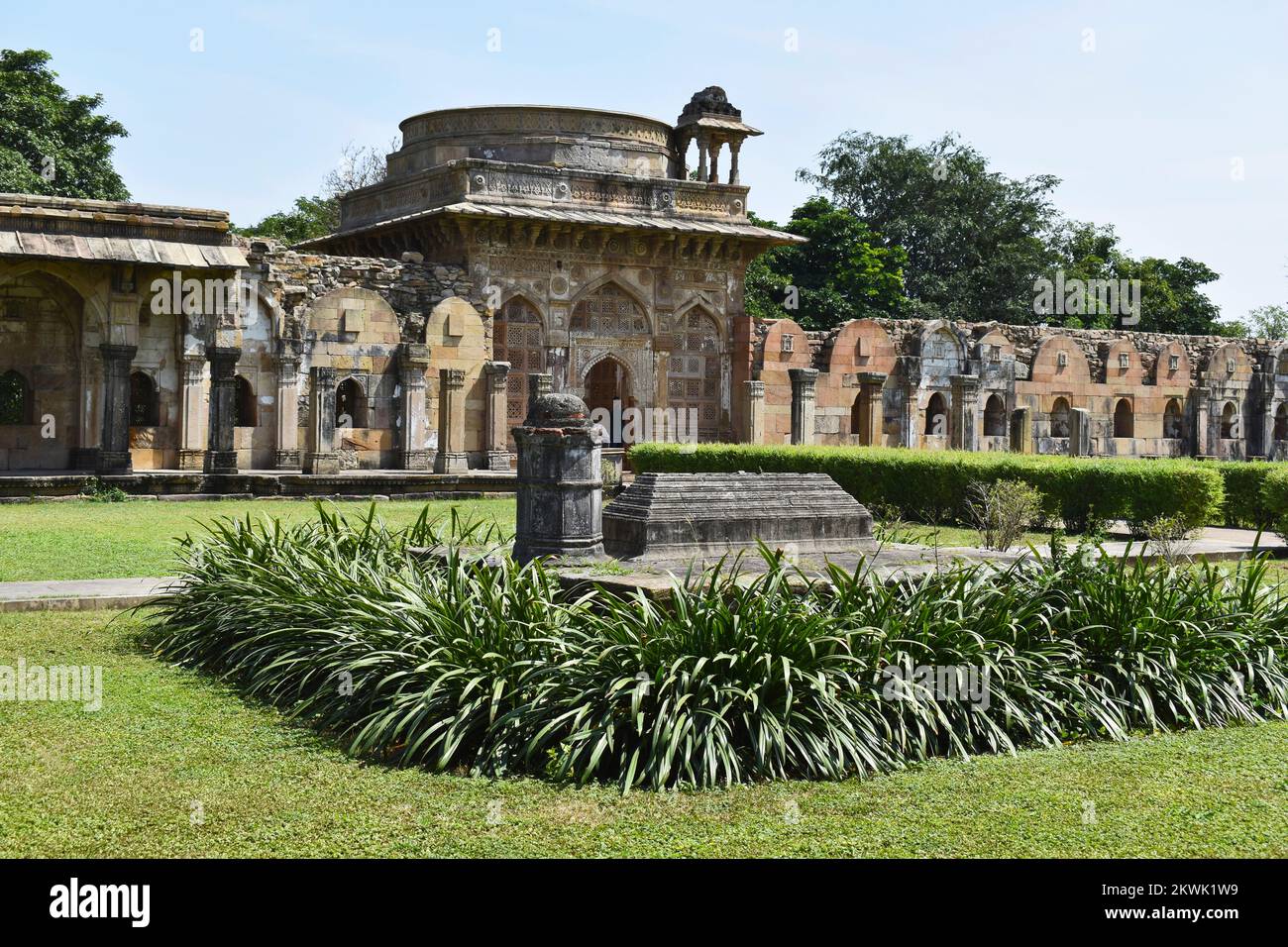 Jami Masjid, tomba Sufi e cortile con intricate sculture in pietra, un monumento islamico è stato costruito dal Sultano Mahmud Begada nel 1509, Champaner-Pava Foto Stock
