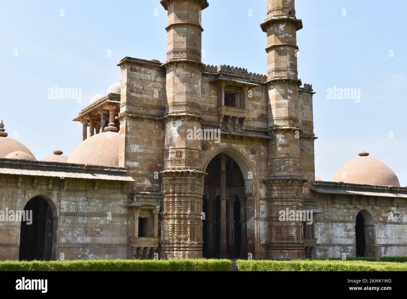 Jami Masjid con intricate sculture in pietra, fronte primo piano, un monumento islamico è stato costruito dal Sultano Mahmud Begada nel 1509, Champaner-Pavagadh Arca Foto Stock