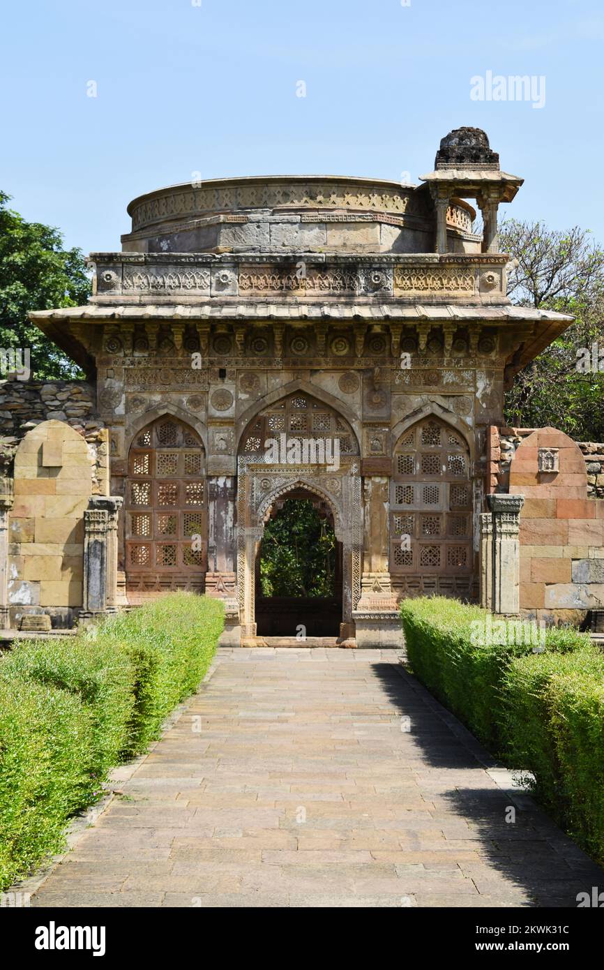 Jami Masjid, arco architettonico e cortile, intricate sculture in pietra, un monumento islamico è stato costruito dal Sultano Mahmud Begada nel 1509, Champaner- Foto Stock