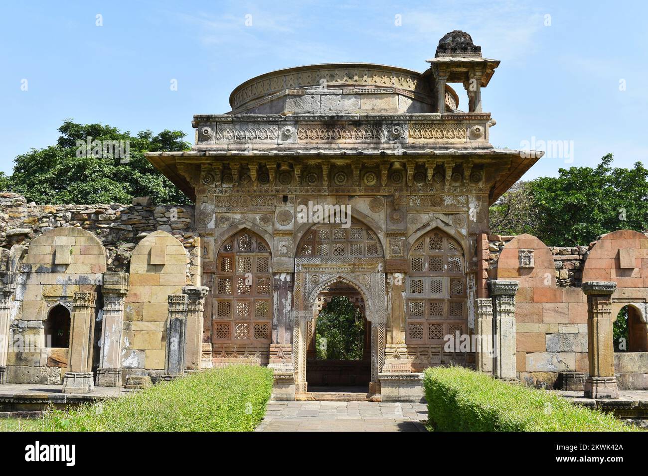 Jami Masjid, Archway architettonico e cortile con intricate sculture in pietra, un monumento islamico è stato costruito dal Sultano Mahmud Begada nel 1509, Champa Foto Stock