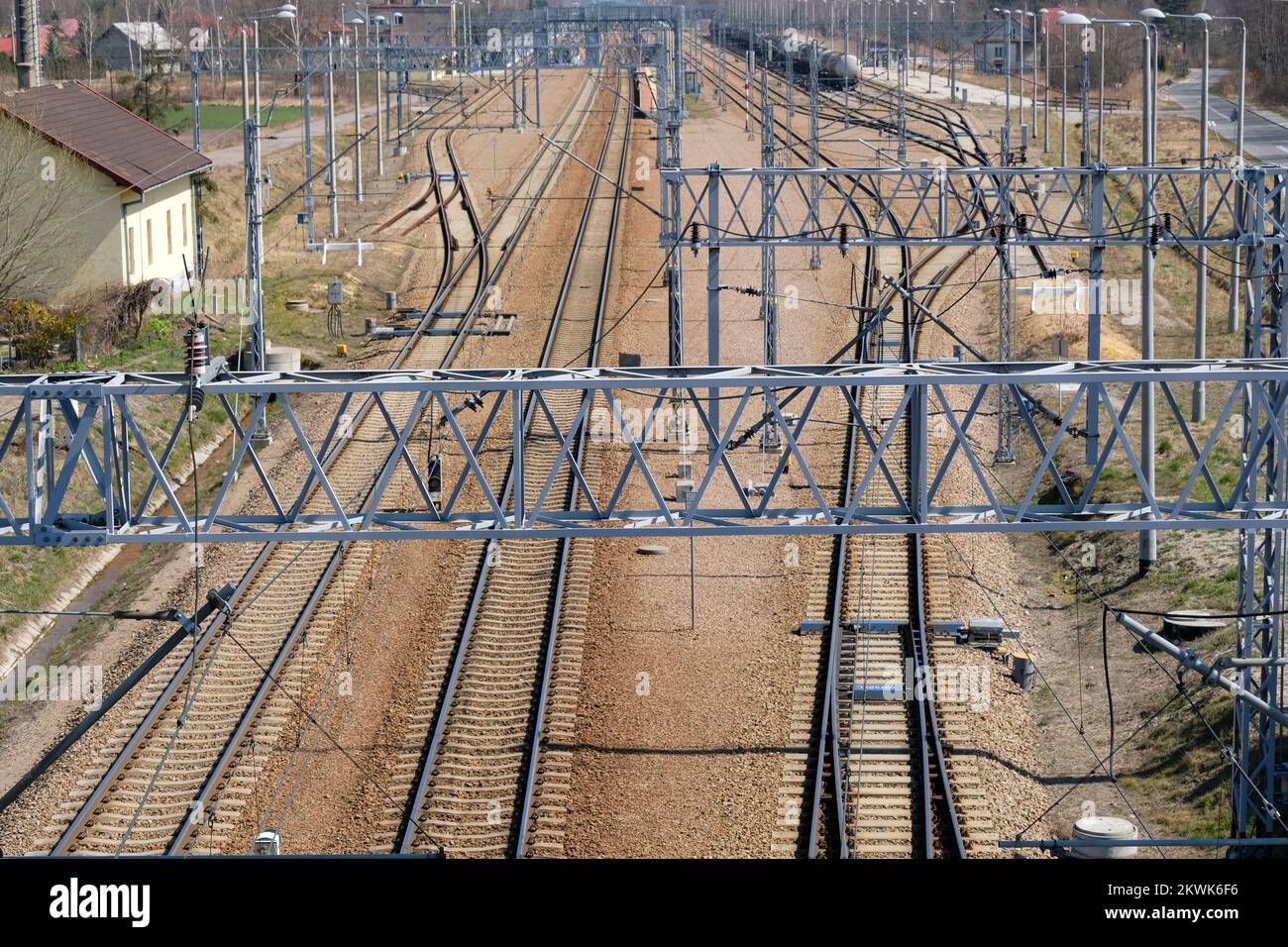 Infrastrutture dell'industria ferroviaria, binari e trazione ferroviaria nelle campagne polacche Foto Stock