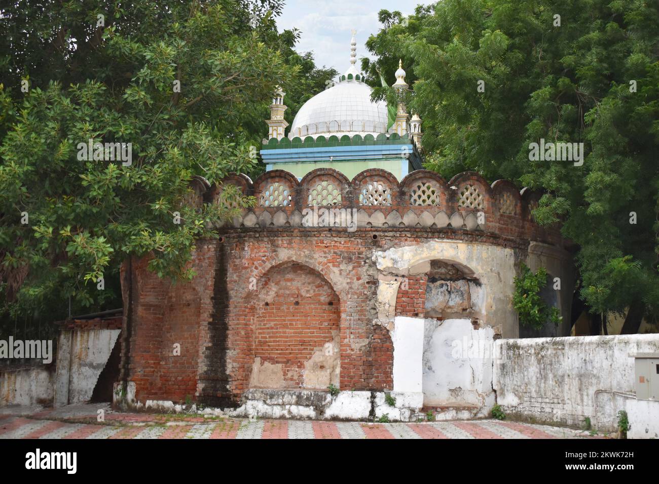 Tomba di Gebanshah PIR Dargah vicino al lago Kankaria, vista orizzontale, Ahmedabad, Gujarat, India Foto Stock